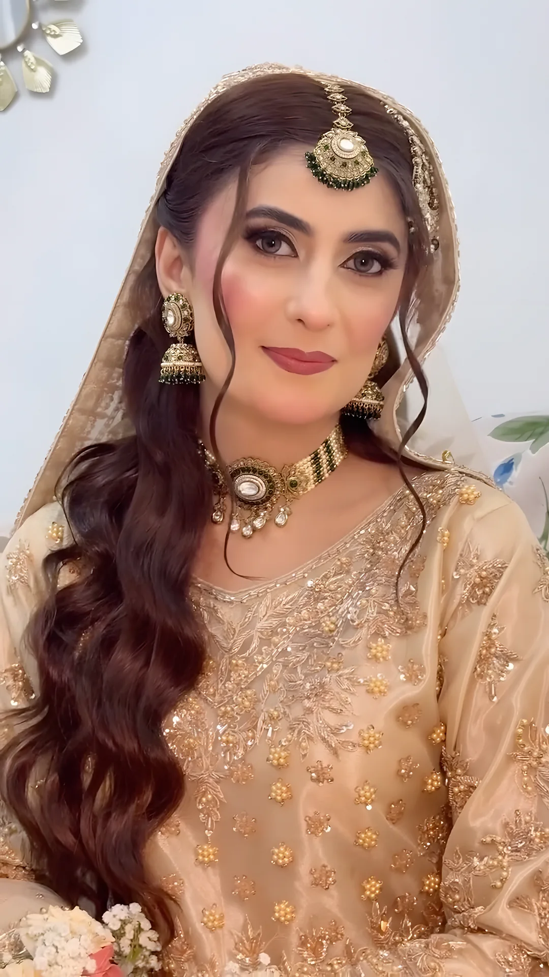 Bride with soft waves and a maang tikka